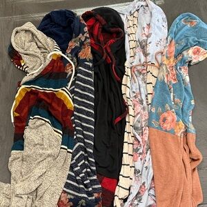 Lightweight sweater lot. 5 in total.